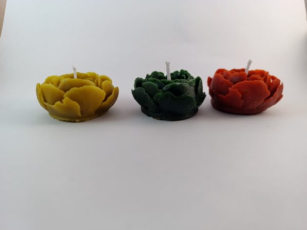 Vela artesanal con forma de rosa, hecha con cera de abeja y aceites esenciales – Aroma de Abeja