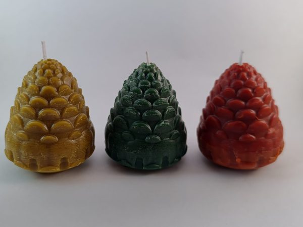 Velas artesanales en forma de piña hechas con cera de abeja natural en colores rojo, verde y amarillo