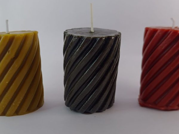 Velas artesanales de cera de abeja en forma de espiral cilíndrica – Rojo, verde y amarillo