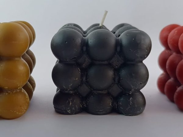 Velas artesanales en forma de cubo bubble de cera de abeja en colores rojo, verde oscuro y amarillo mostaza